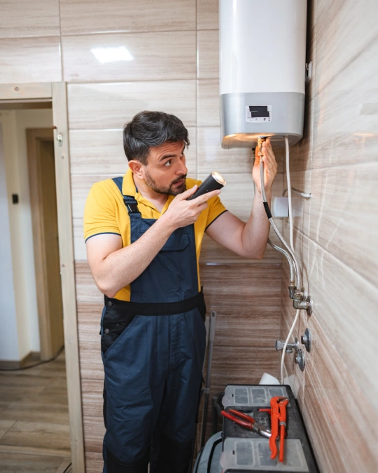 Trouvez rapidement un plombier certifié pour votre ballon d'eau chaude. Dépannage express, service 100 % gratuit avec kelkun