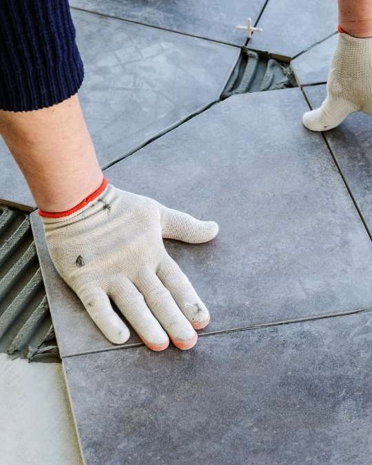 Trouvez un maçon certifié pour la pose de votre carrelage extérieur. Dépannage express, travaux, entretiens... service 100 % gratuit avec kelkun