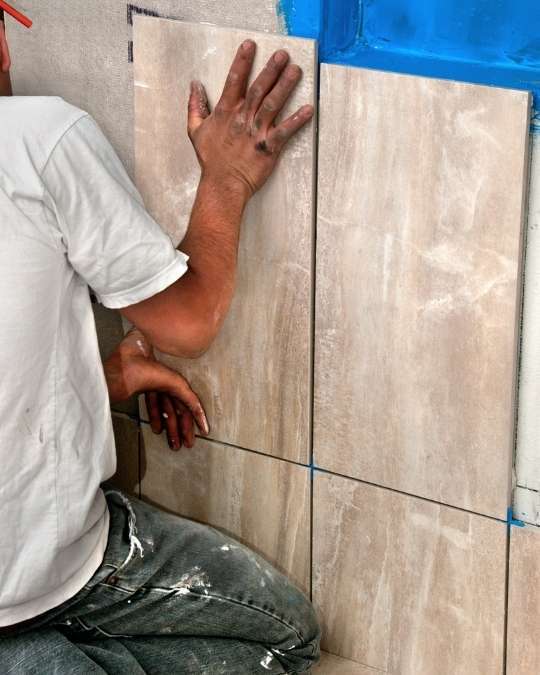 Trouvez un carreleur certifié pour la pose de carrelage de salle de bain. Dépannage express, travaux, entretiens... service 100 % gratuit avec kelkun