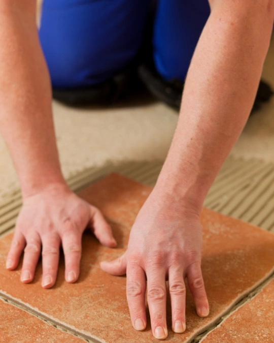 Trouvez un carreleur certifié pour la pose de carrelage sur plancher chauffant Trouvez un carreleur certifié pour la pose de carrelage sur plancher chauffant. Dépannage express, travaux, entretiens... service 100 % gratuit avec kelkun