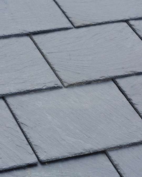 Trouvez un couvreur certifié pour remplacer vos tuiles cassées. Dépannage express, travaux, entretiens... service 100 % gratuit avec kelkun