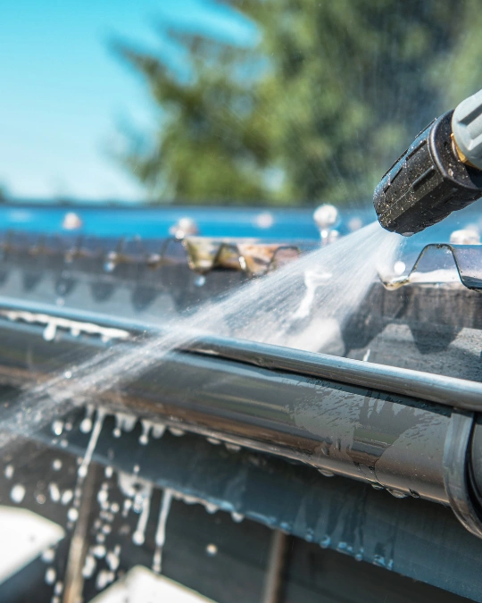 Trouvez un couvreur certifié pour le nettoyage de vos gouttières. Dépannage express, travaux, entretiens... service 100 % gratuit avec kelkun