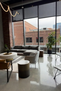 Faites appel à un décorateur pour repenser vos bureaux et petits locaux pros et offrir un cadre de travail confortable à vos équipes