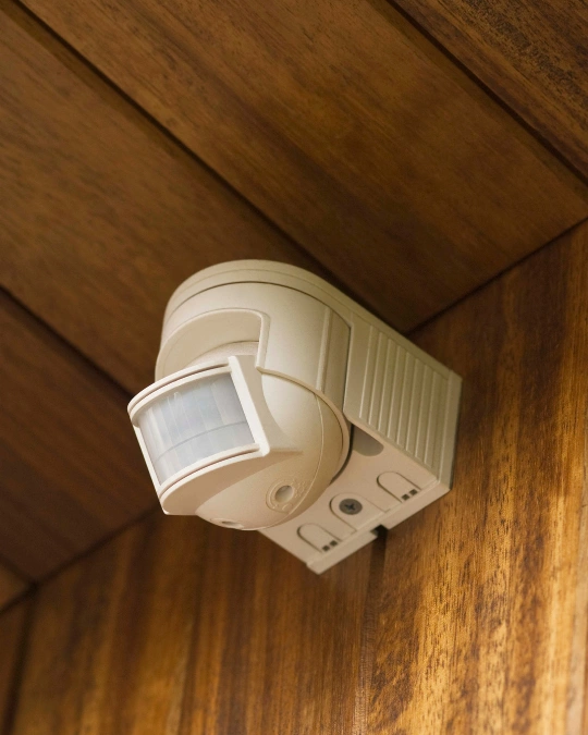 Protégez votre périmètre avant l’intrusion : barrières IR, capteurs clôture/vitrage