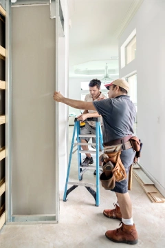 Isoler un mur froid avec placo ou créer une cloison phonique entre deux chambres : faites appel à un plaquiste qualifié avec Kelkun