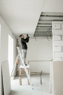 Pose de plafonds suspendus : faux plafond soigné et performant