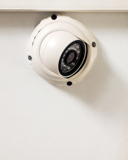 Portier connecté maison ou entreprise : platine IP, appli, badges, droits. Trouvez un installateur avec Kelkun