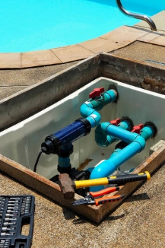 Entretien piscine : nettoyage, eau verte, hivernage et prix