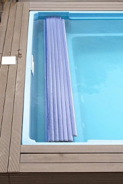 Protégez votre bassin avec une couverture de sécurité piscine adaptée : bâche, couverture à barres ou automatique. Trouvez rapidement un spécialiste avec Kelkun