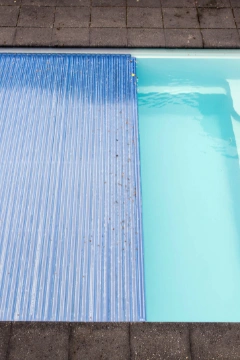 Besoin d’une couverture pour piscine ? Découvrez les solutions de sécurité, les prix et trouvez un professionnel pour l’installation grâce à Kelkun