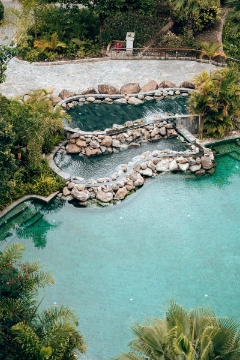 Envie d’une piscine écologique sans chlore ? Découvrez le principe d’une piscine naturelle, son prix et trouvez un spécialiste pour la construire