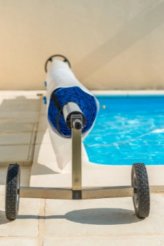 Bâche piscine : installation, fixation et remplacement. Comparez les solutions et trouvez un professionnel pour la pose