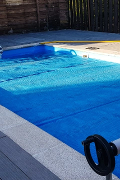 Découvrez les différentes bâches piscine et comment les installer correctement. Trouvez rapidement un spécialiste pour la pose