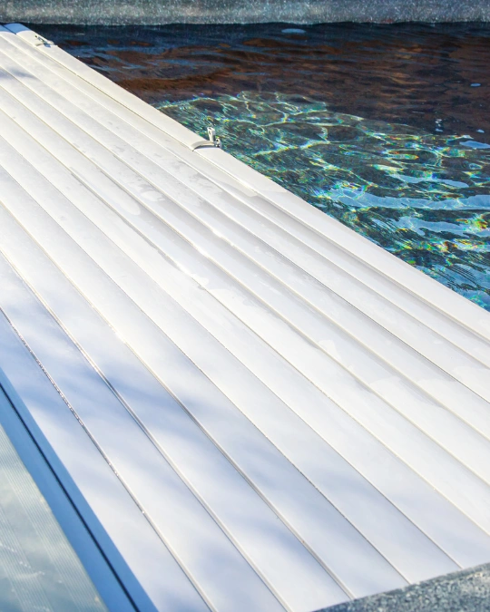 Trouvez un pisciniste qualifié près de chez vous pour la pose de volet roulant piscine